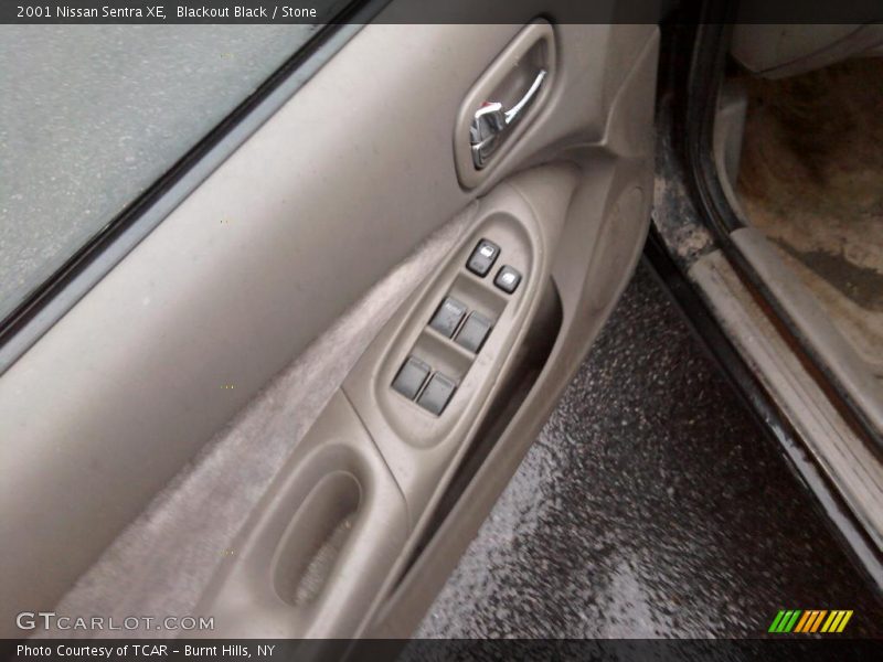 Blackout Black / Stone 2001 Nissan Sentra XE