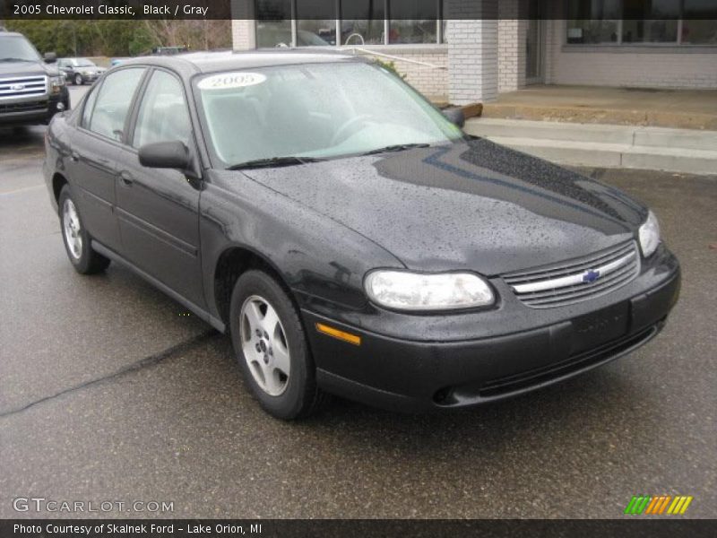 Front 3/4 View of 2005 Classic 