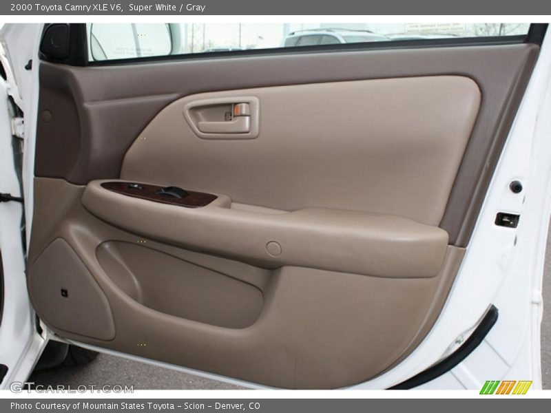 Super White / Gray 2000 Toyota Camry XLE V6