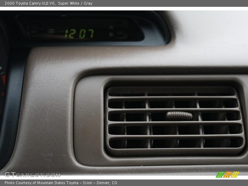 Super White / Gray 2000 Toyota Camry XLE V6