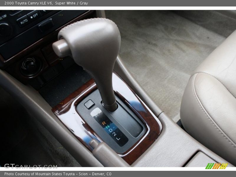 Super White / Gray 2000 Toyota Camry XLE V6