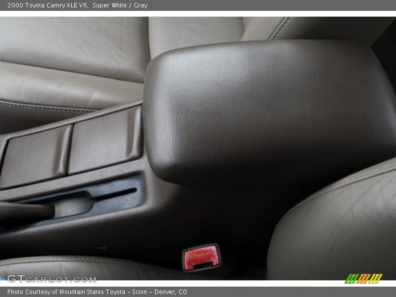 Super White / Gray 2000 Toyota Camry XLE V6