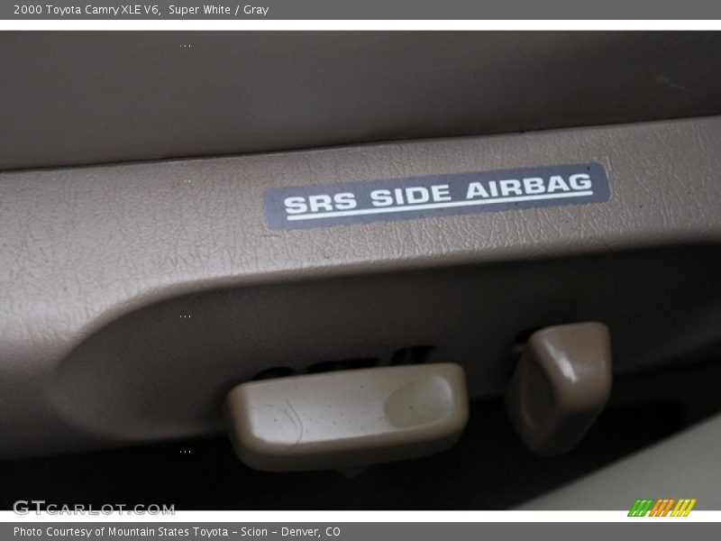 Super White / Gray 2000 Toyota Camry XLE V6