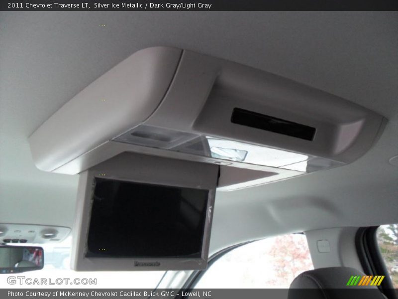Silver Ice Metallic / Dark Gray/Light Gray 2011 Chevrolet Traverse LT
