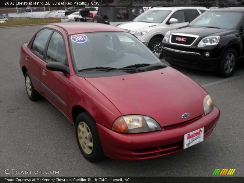 Front 3/4 View of 2001 Metro LSi