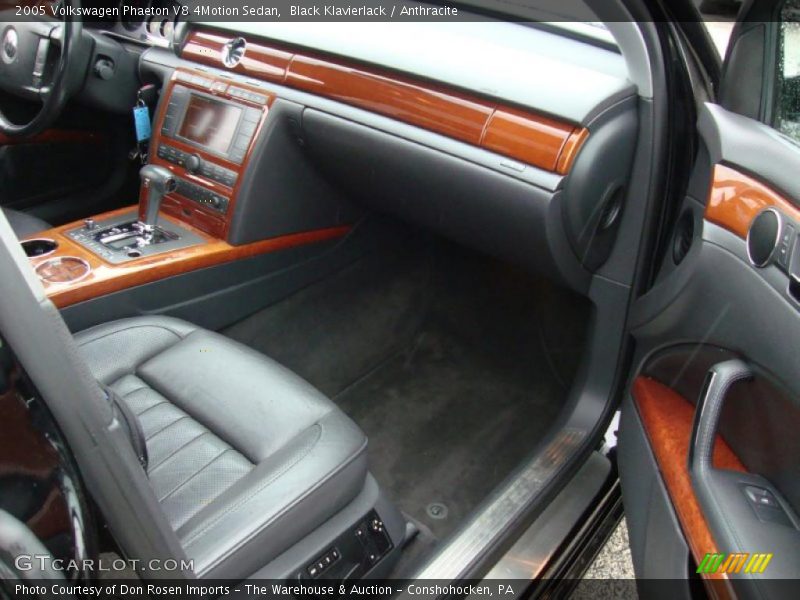  2005 Phaeton V8 4Motion Sedan Anthracite Interior