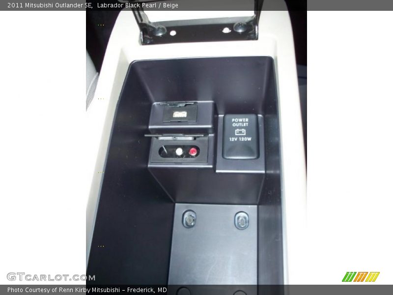 Labrador Black Pearl / Beige 2011 Mitsubishi Outlander SE