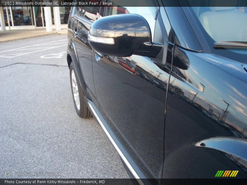 Labrador Black Pearl / Beige 2011 Mitsubishi Outlander SE