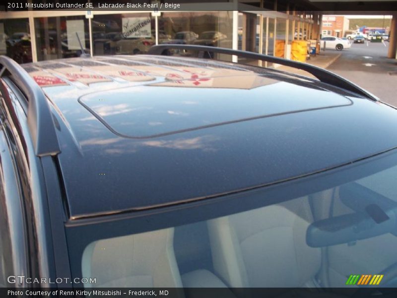 Labrador Black Pearl / Beige 2011 Mitsubishi Outlander SE