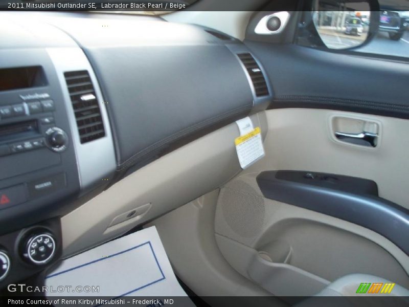 Labrador Black Pearl / Beige 2011 Mitsubishi Outlander SE