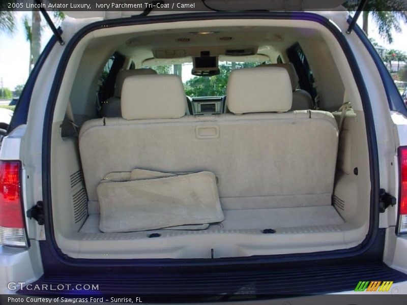  2005 Aviator Luxury Trunk
