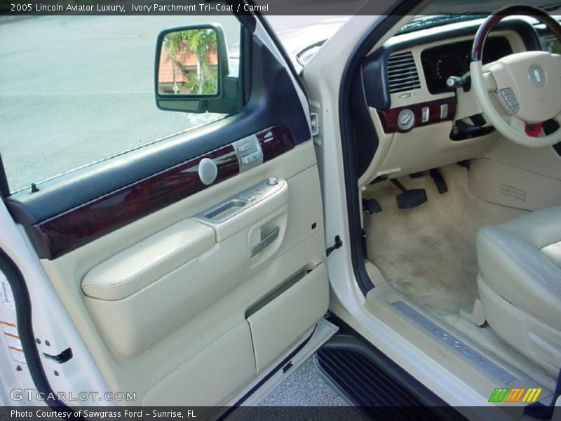 Ivory Parchment Tri-Coat / Camel 2005 Lincoln Aviator Luxury
