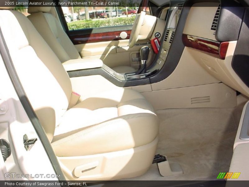 Ivory Parchment Tri-Coat / Camel 2005 Lincoln Aviator Luxury
