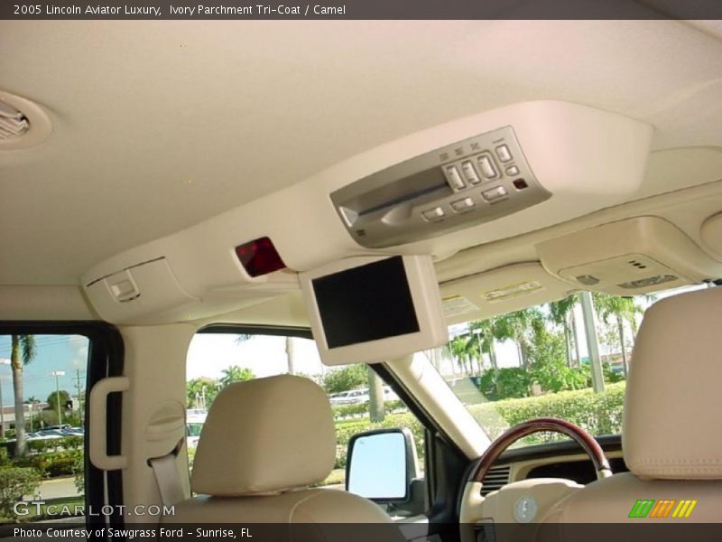 Ivory Parchment Tri-Coat / Camel 2005 Lincoln Aviator Luxury
