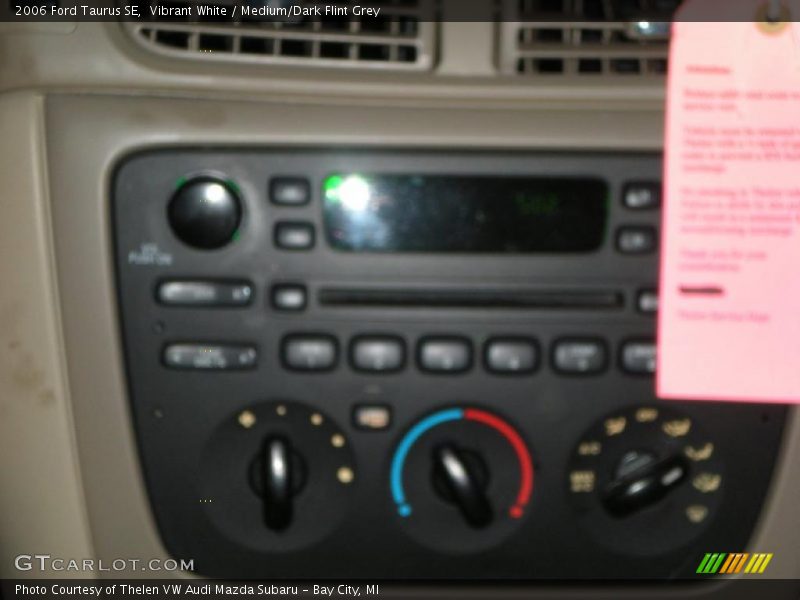 Vibrant White / Medium/Dark Flint Grey 2006 Ford Taurus SE