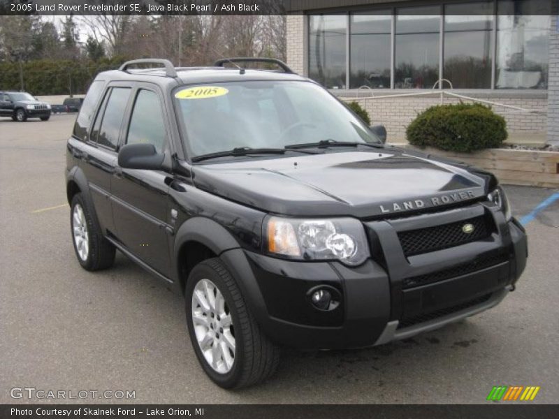 Front 3/4 View of 2005 Freelander SE