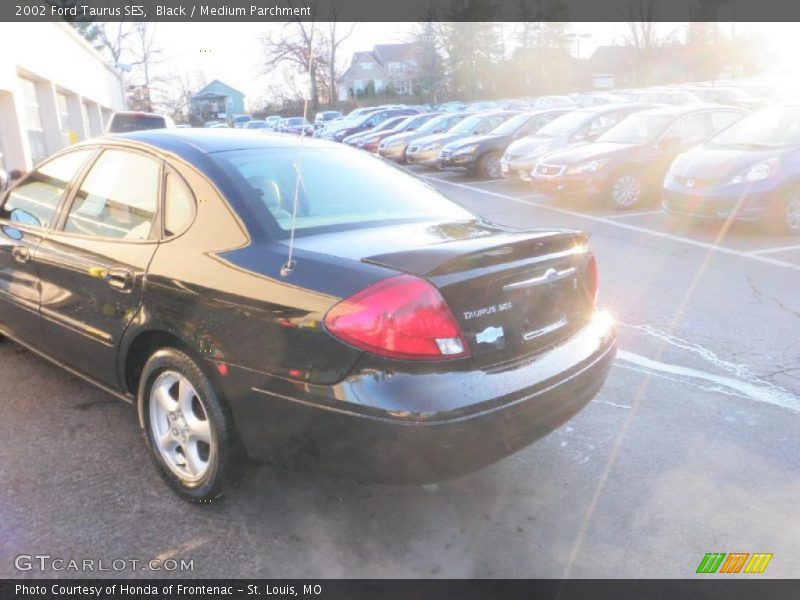 Black / Medium Parchment 2002 Ford Taurus SES