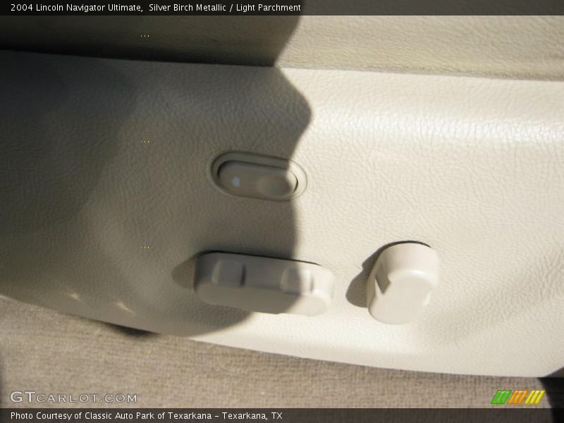 Silver Birch Metallic / Light Parchment 2004 Lincoln Navigator Ultimate