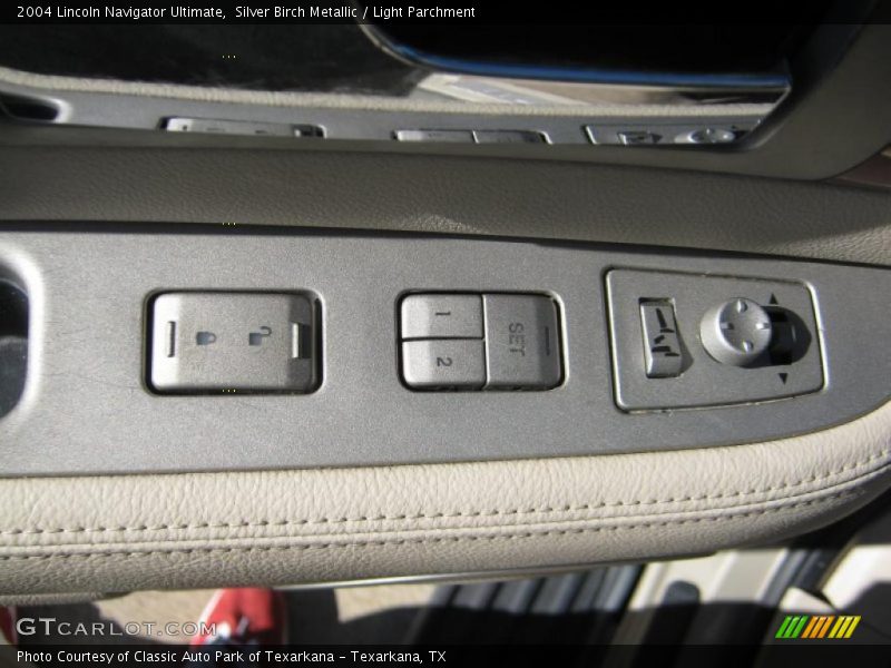 Silver Birch Metallic / Light Parchment 2004 Lincoln Navigator Ultimate