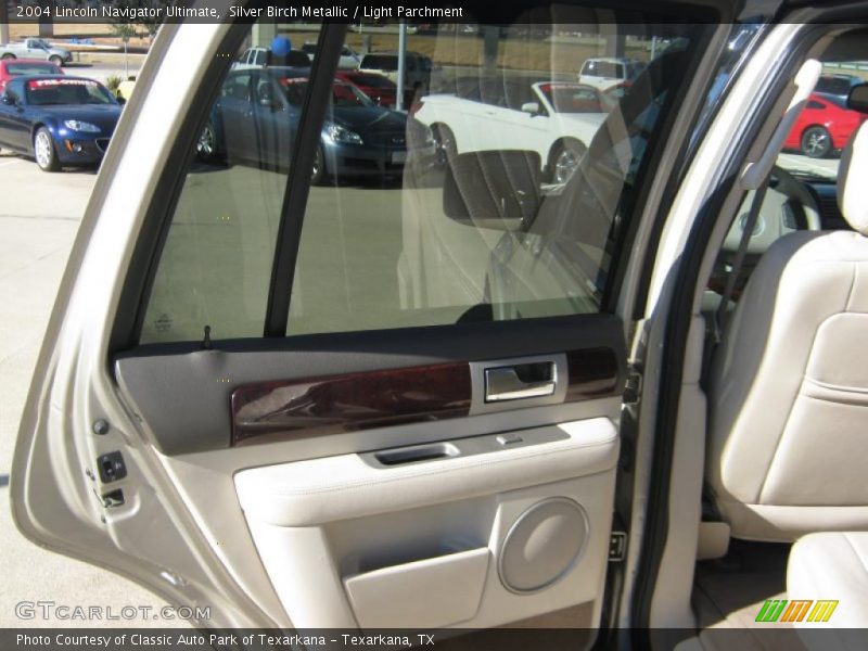 Silver Birch Metallic / Light Parchment 2004 Lincoln Navigator Ultimate