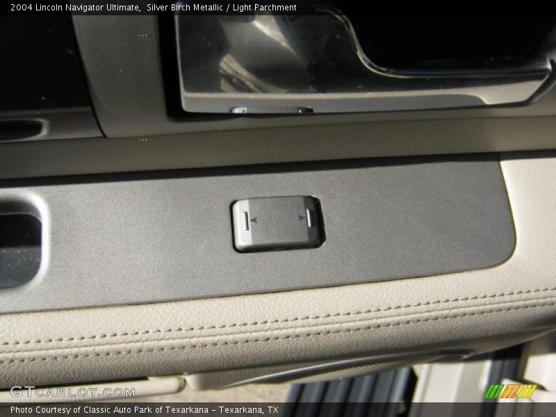 Silver Birch Metallic / Light Parchment 2004 Lincoln Navigator Ultimate