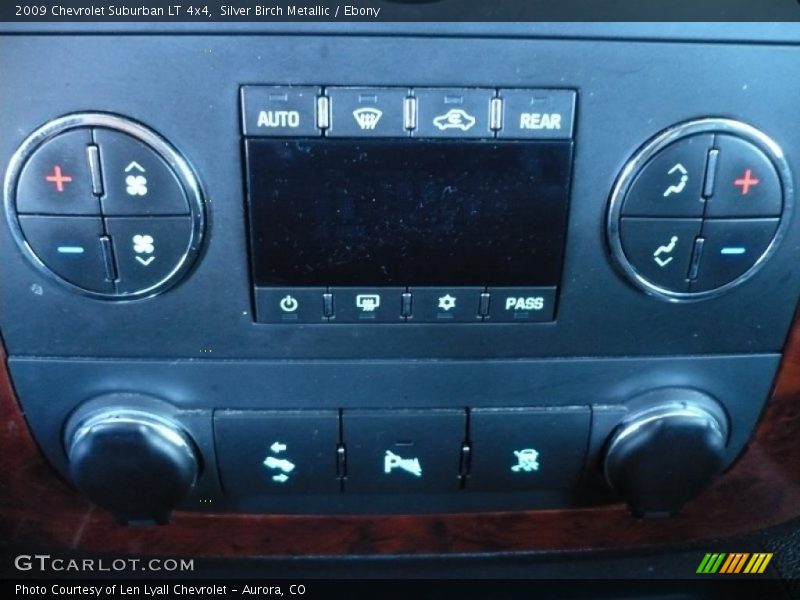 Silver Birch Metallic / Ebony 2009 Chevrolet Suburban LT 4x4