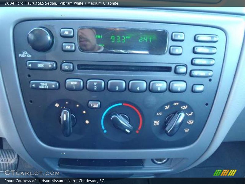 Vibrant White / Medium Graphite 2004 Ford Taurus SES Sedan