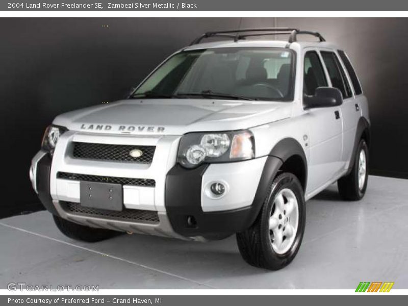 Front 3/4 View of 2004 Freelander SE