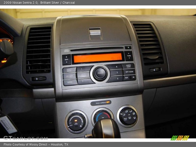 Brilliant Silver / Charcoal 2009 Nissan Sentra 2.0