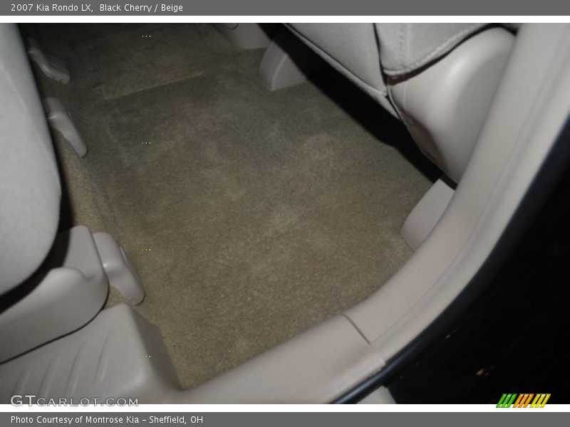 Black Cherry / Beige 2007 Kia Rondo LX