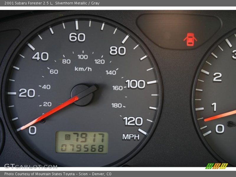 Silverthorn Metallic / Gray 2001 Subaru Forester 2.5 L