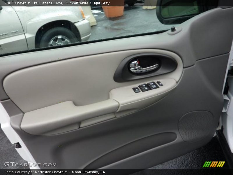Summit White / Light Gray 2005 Chevrolet TrailBlazer LS 4x4