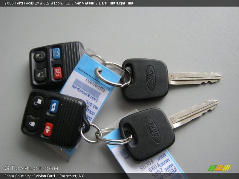 CD Silver Metallic / Dark Flint/Light Flint 2005 Ford Focus ZXW SES Wagon