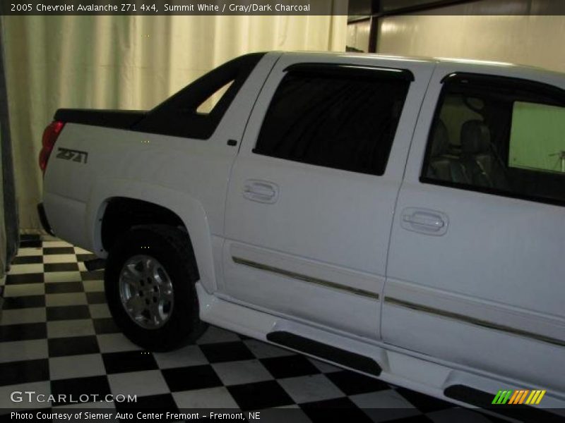 Summit White / Gray/Dark Charcoal 2005 Chevrolet Avalanche Z71 4x4