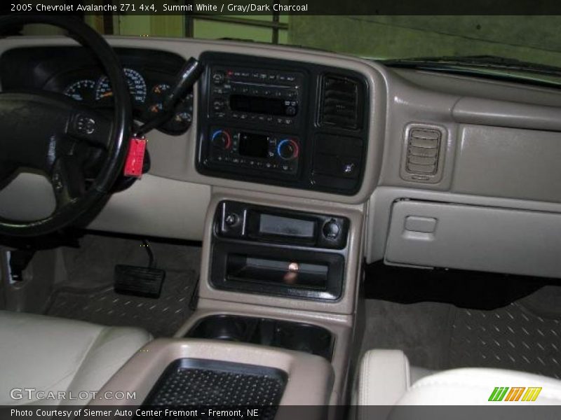 Summit White / Gray/Dark Charcoal 2005 Chevrolet Avalanche Z71 4x4