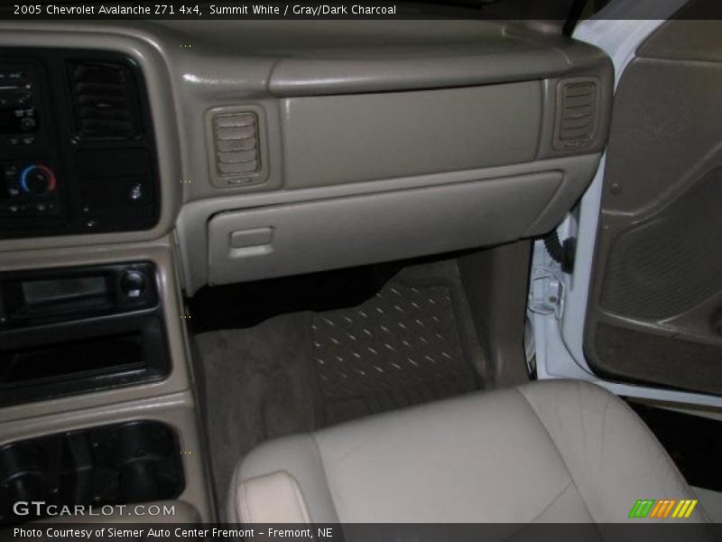 Summit White / Gray/Dark Charcoal 2005 Chevrolet Avalanche Z71 4x4