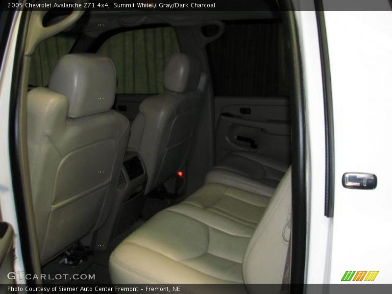 Summit White / Gray/Dark Charcoal 2005 Chevrolet Avalanche Z71 4x4