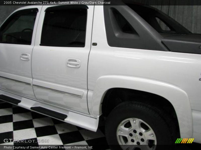 Summit White / Gray/Dark Charcoal 2005 Chevrolet Avalanche Z71 4x4