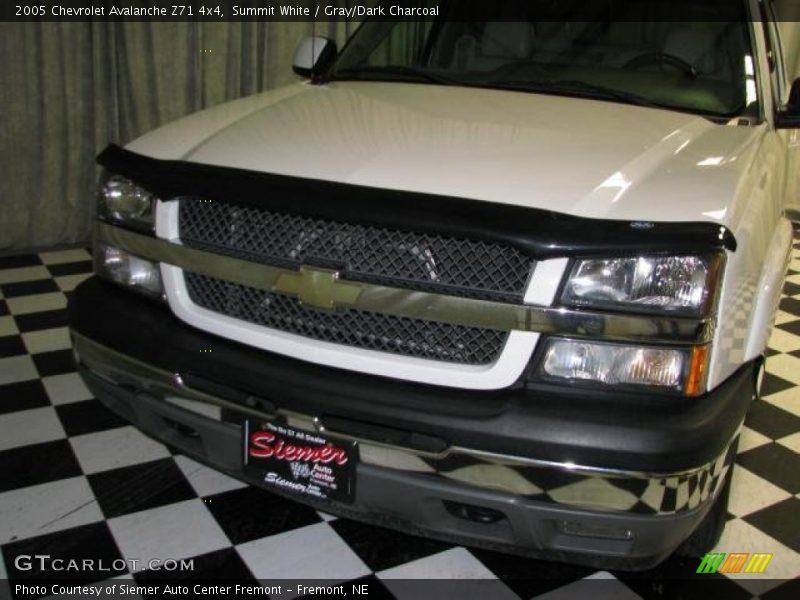 Summit White / Gray/Dark Charcoal 2005 Chevrolet Avalanche Z71 4x4