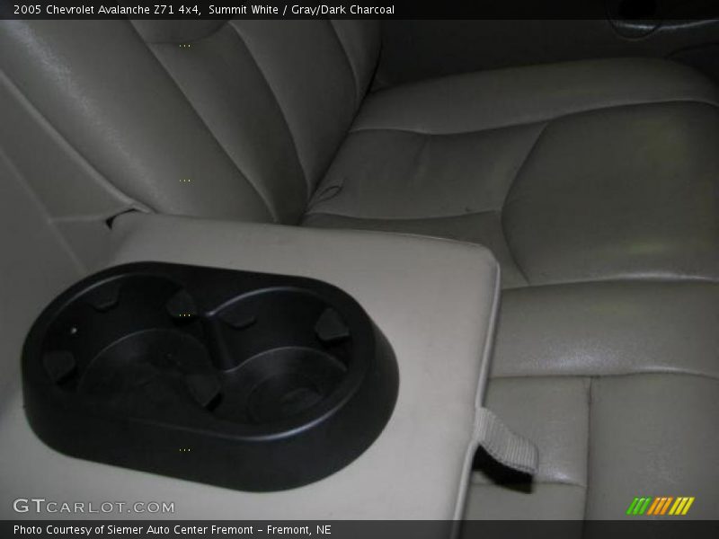 Summit White / Gray/Dark Charcoal 2005 Chevrolet Avalanche Z71 4x4