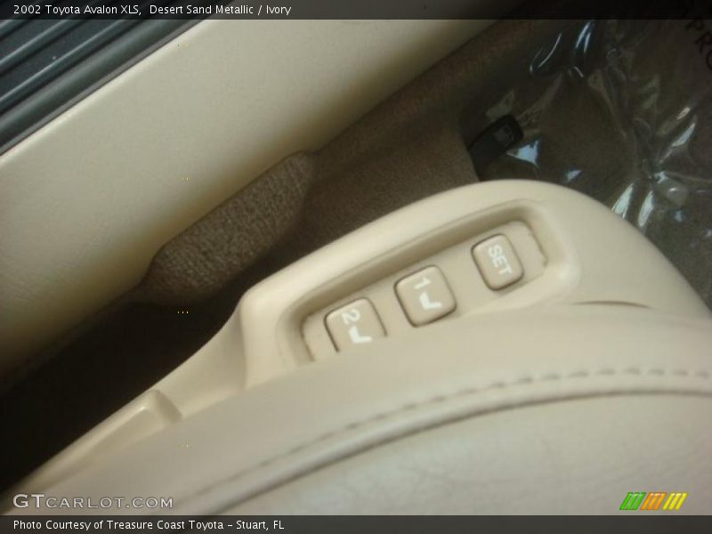 Desert Sand Metallic / Ivory 2002 Toyota Avalon XLS