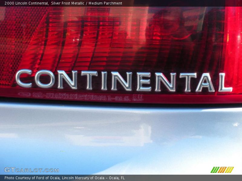 Silver Frost Metallic / Medium Parchment 2000 Lincoln Continental
