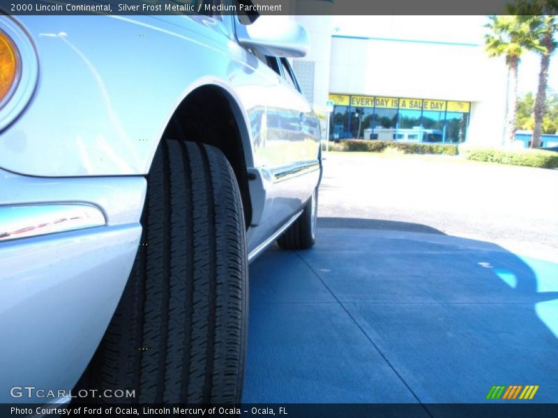 Silver Frost Metallic / Medium Parchment 2000 Lincoln Continental