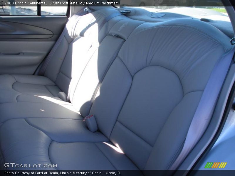 Silver Frost Metallic / Medium Parchment 2000 Lincoln Continental