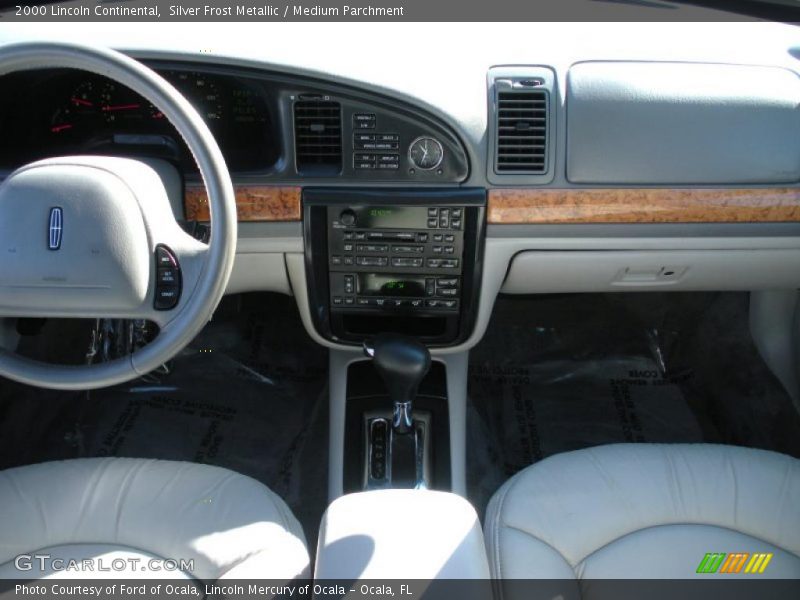 Silver Frost Metallic / Medium Parchment 2000 Lincoln Continental