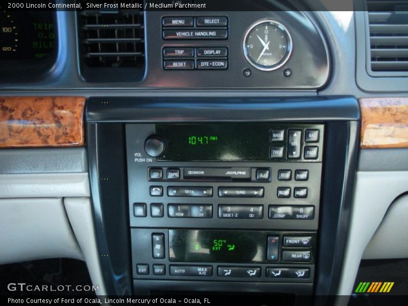 Silver Frost Metallic / Medium Parchment 2000 Lincoln Continental