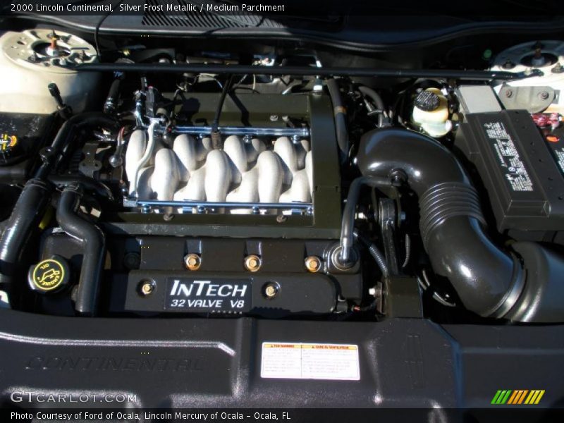 Silver Frost Metallic / Medium Parchment 2000 Lincoln Continental