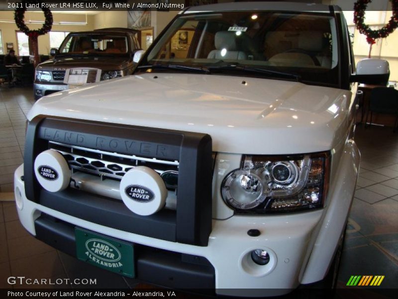 Fuji White / Almond/Nutmeg 2011 Land Rover LR4 HSE LUX