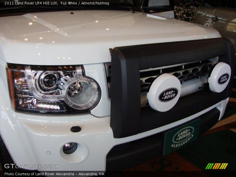 Fuji White / Almond/Nutmeg 2011 Land Rover LR4 HSE LUX