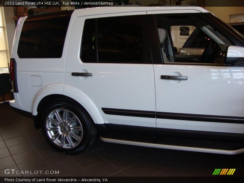 Fuji White / Almond/Nutmeg 2011 Land Rover LR4 HSE LUX